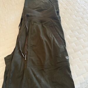 Lululemon dance studio mid-rise cropped pant. Size 8